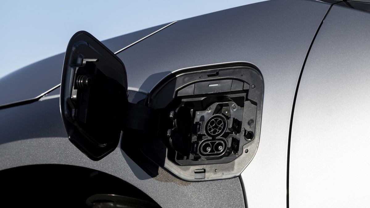 Svět není připraven na masovou elektromobilitu, míní manažer americké Toyoty